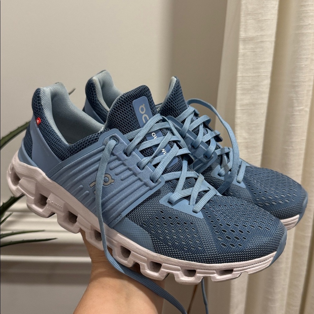 ON RUNNING Size W7
Cloudswift Sneakers - Picture 2 of 14